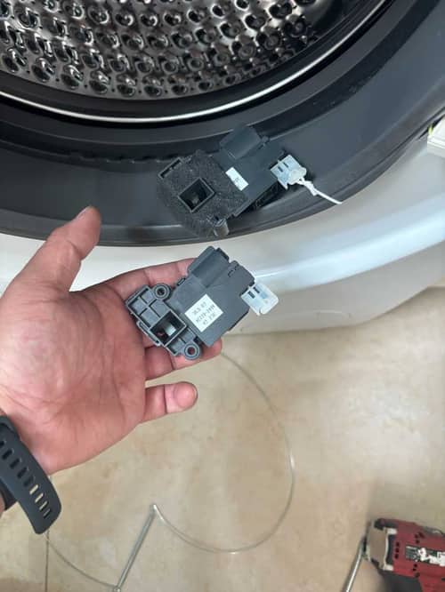 為救愛貓硬扯洗衣機門 🚪 這部Whirlpool FRAL系列洗衣機門鎖掣更換實錄