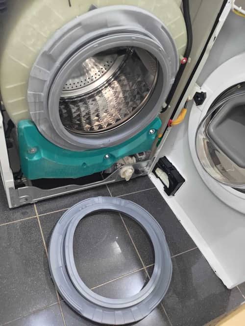 這部Samsung WW系列洗衣機門邊滲水？原來六點鐘位置的門膠邊最易破損 💧