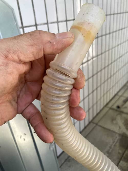 這部惠而浦VEMC系列洗衣機由後漏到前 🌊 師傅揭示漏水保險喉老化的隱藏風險