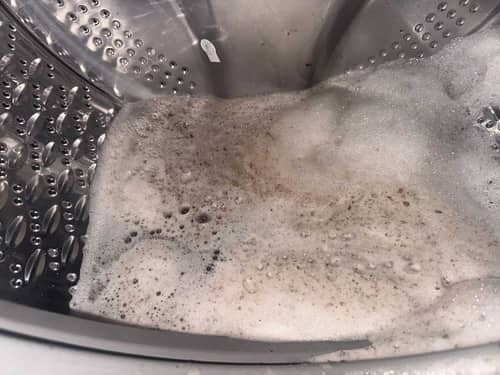 門膠邊自己抹過還是很髒？這部日立前置式洗衣機洗出石膏般硬塊🪨