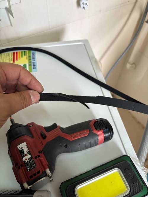 洗衣袋用錯反成元兇？這部東芝洗衣機皮帶斷裂的維修實錄 ⚠️
