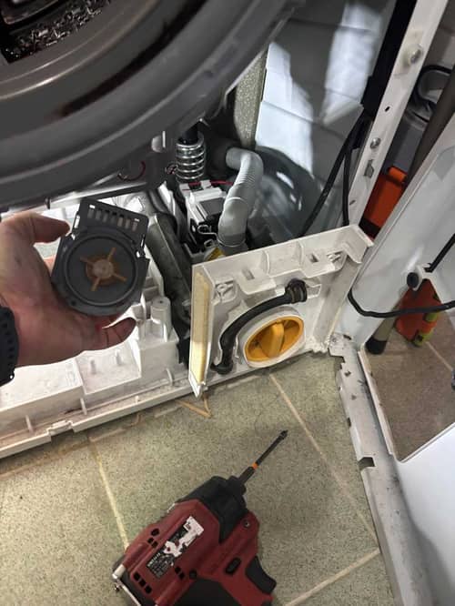 滿桶積水衣物濕透 🌊 師傅如何層層拆解這部日立洗衣機換出問題排水泵