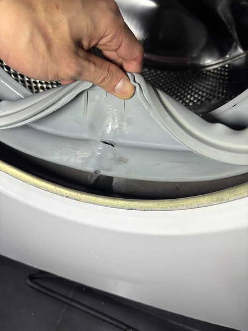 這部西門子WM系列洗衣機機底漏水成災💧師傅揭開門膠邊驚人破損真相