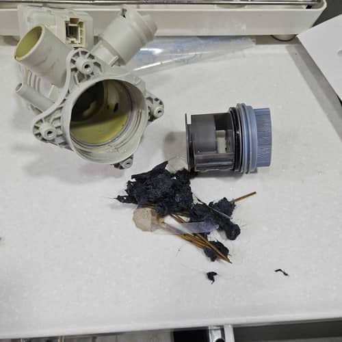 這部西門子WD系列洗衣機E18故障碼之謎：師傅拆開前板竟發現滿滿牙籤 😱