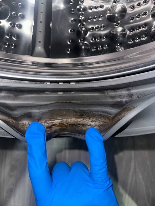 門膠邊那層黏稠污漬從哪來？清洗這部LG前置式洗衣機終於找到答案🔍