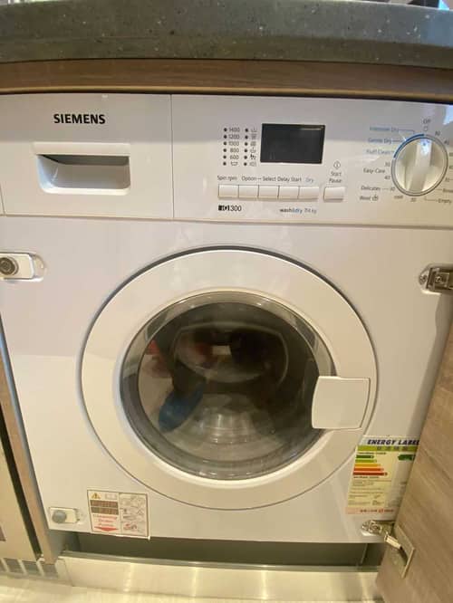 嵌入式洗衣機維修難題：這部西門子WK系列如何被「卡死」在櫃中 📦