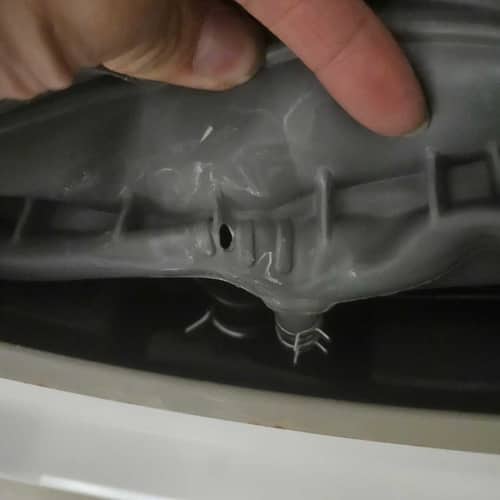 這部LG FV系列洗衣機機底滴水之謎：師傅拆解後發現門膠邊藏著小窿 🔍
