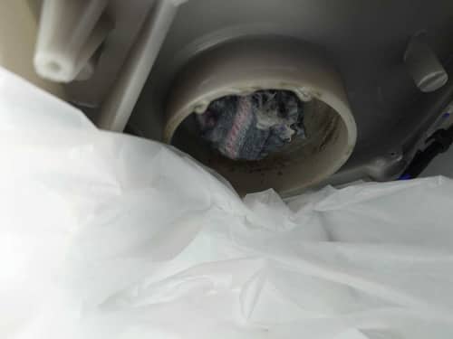 這部惠而浦TDLR系列洗衣機亮起「Clean Pump」燈號排不出水？師傅拆機後發現意外元兇 🧦