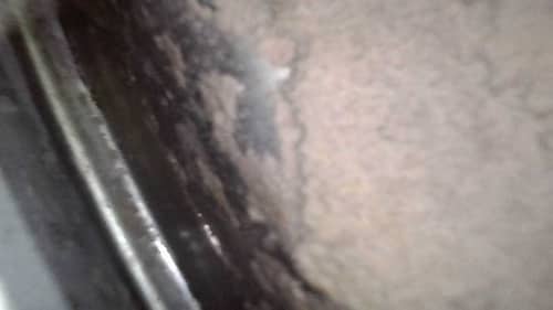 每天為一家人洗衣的這部 Whirlpool 前置式洗衣機，其實藏著厚厚一層黏稠污垢🧺