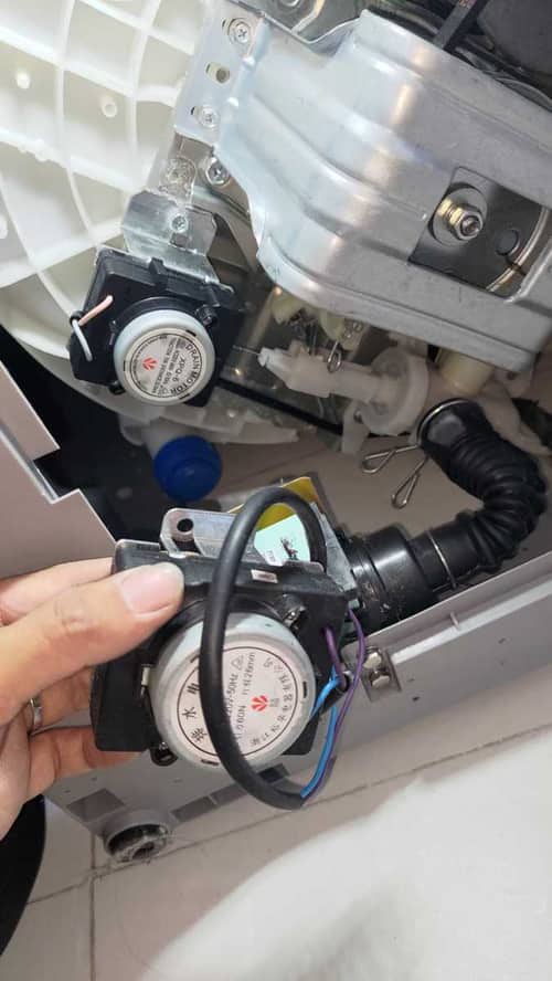 這部Whirlpool日式洗衣機E2故障碼排水卡住？索掣失靈讓衣物泡水一整桶 🌀