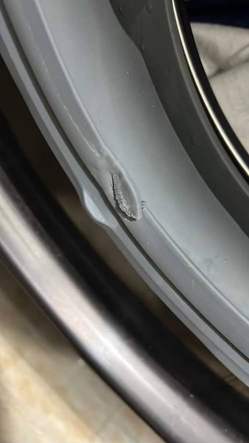 一次小疏忽夾到衣角，這部LG FC系列洗衣機門膠邊被扯破的上門實錄 🎯