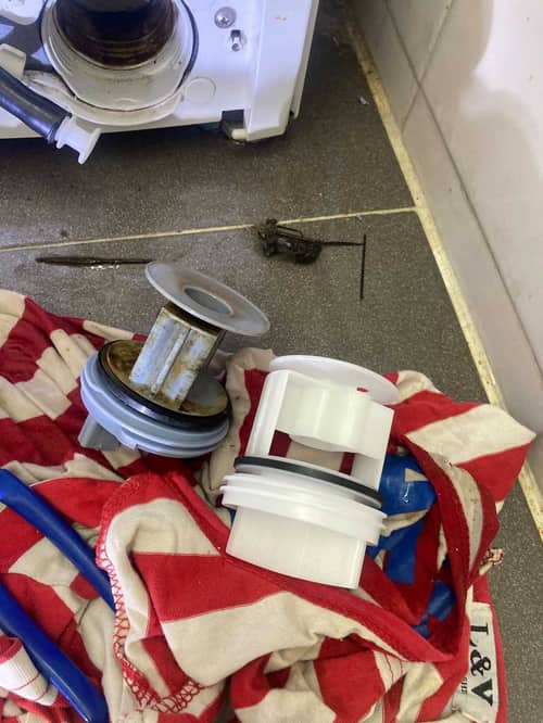 換新機還是維修？這部Siemens WM系列洗衣機的過濾器意外讓主人陷入抉擇🤔