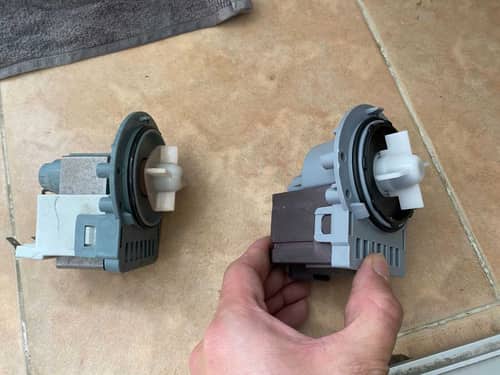 廚房內側卡位難搬動 🧩這部Hitachi BDD系列洗衣機E21不排水終於找出元兇