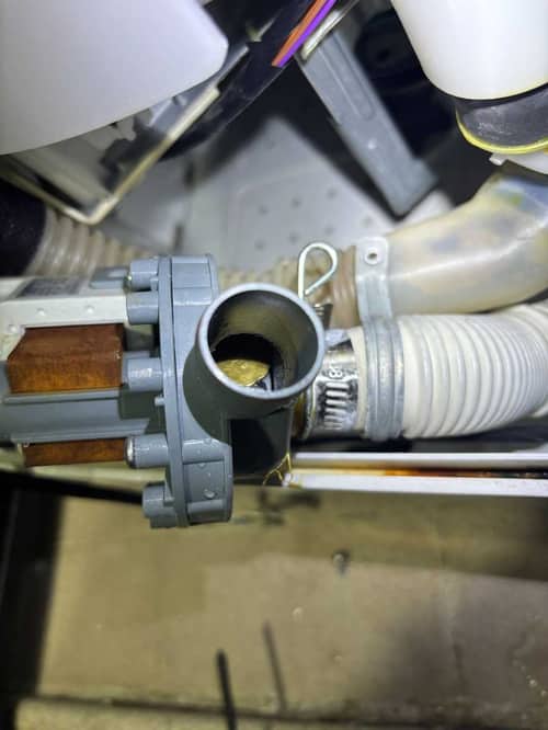 這部Hitachi NW系列洗衣機為何突然不排水？💧師傅拆開竟見毫子卡死排水泵