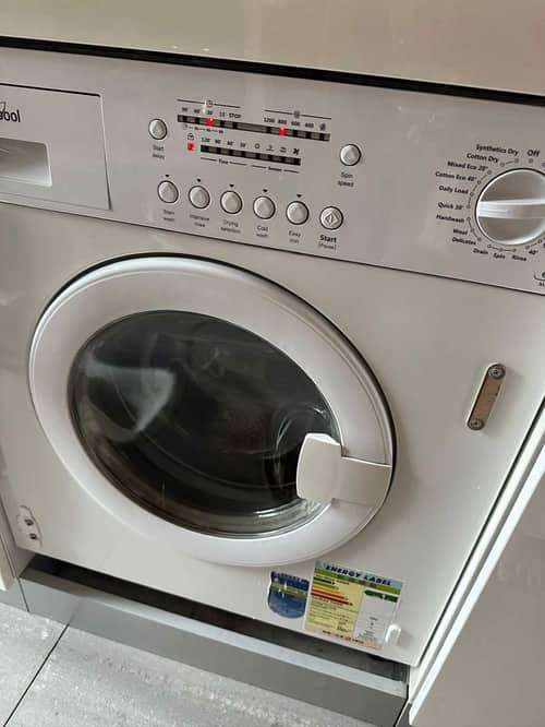 王小姐租屋遇洗衣程序中途停機：這部惠而浦AWI系列洗衣機排水正常但滾筒不轉，最後查出碳刷耗損 🔎