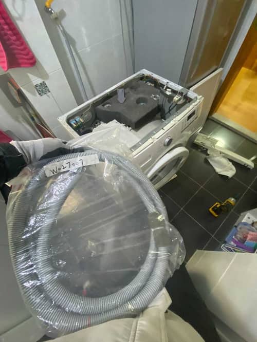 洗衣機漏水不是小事：這部世邦 WNF系列前置式洗衣機排水喉日曬脆化的檢查與現場處置 🪄