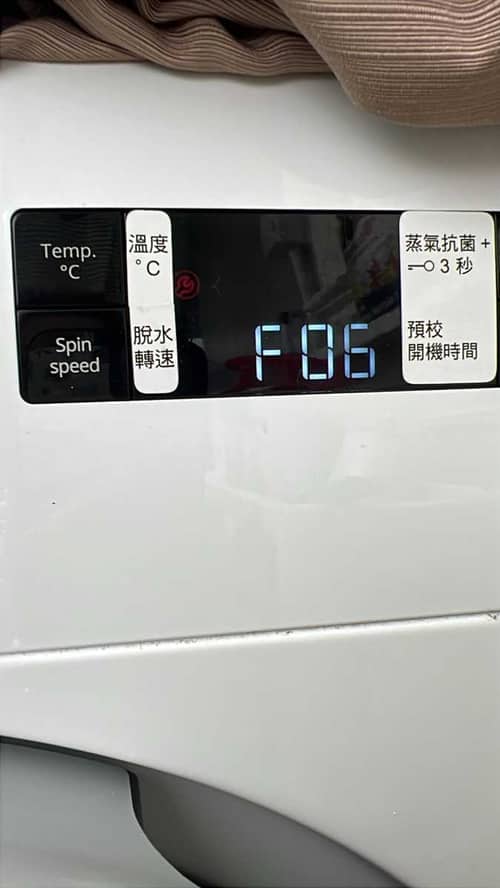 這部惠而浦FFCR系列洗衣機搬到戶外後顯示F06，師傅現場發現門鎖受潮問題 🌧️