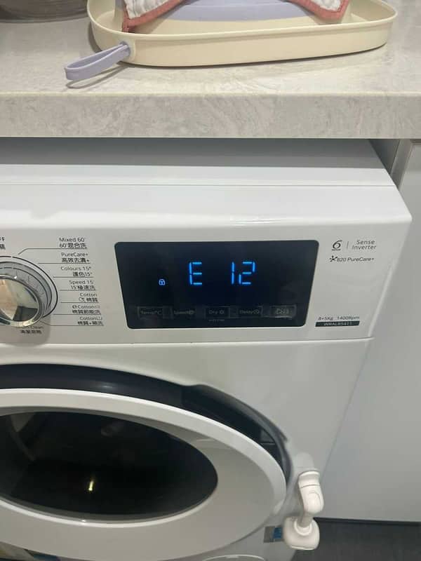 這部惠而浦WRAL系列洗衣機E12故障碼：吸色紙悄悄卡住排水系統 😮
