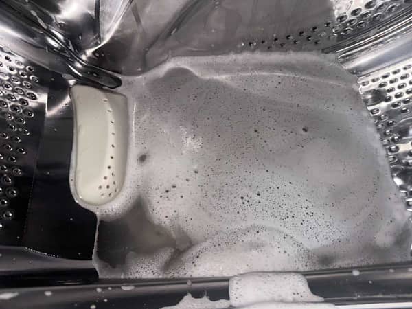 裝修後首洗：清洗專員揭開這部Whirlpool前置式洗衣機隱藏污垢🦠
