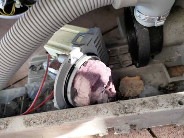 這部Zanussi ZWQ系列洗衣機E20故障碼：洗前檢查口袋避免排水泵堵塞 📝