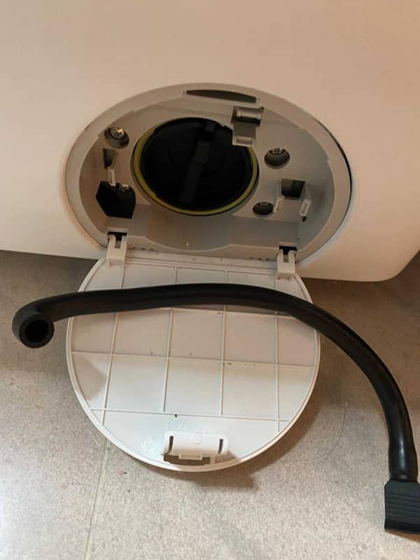 陳小姐居家小水災：這部Whirlpool WWEB系列洗衣機排水喉管鬆脫現場 🌀