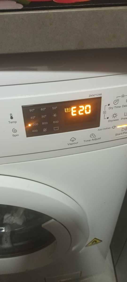 這部Zanussi ZKN系列洗衣機E20故障現場：50支牙線竟成排水主兇🦷