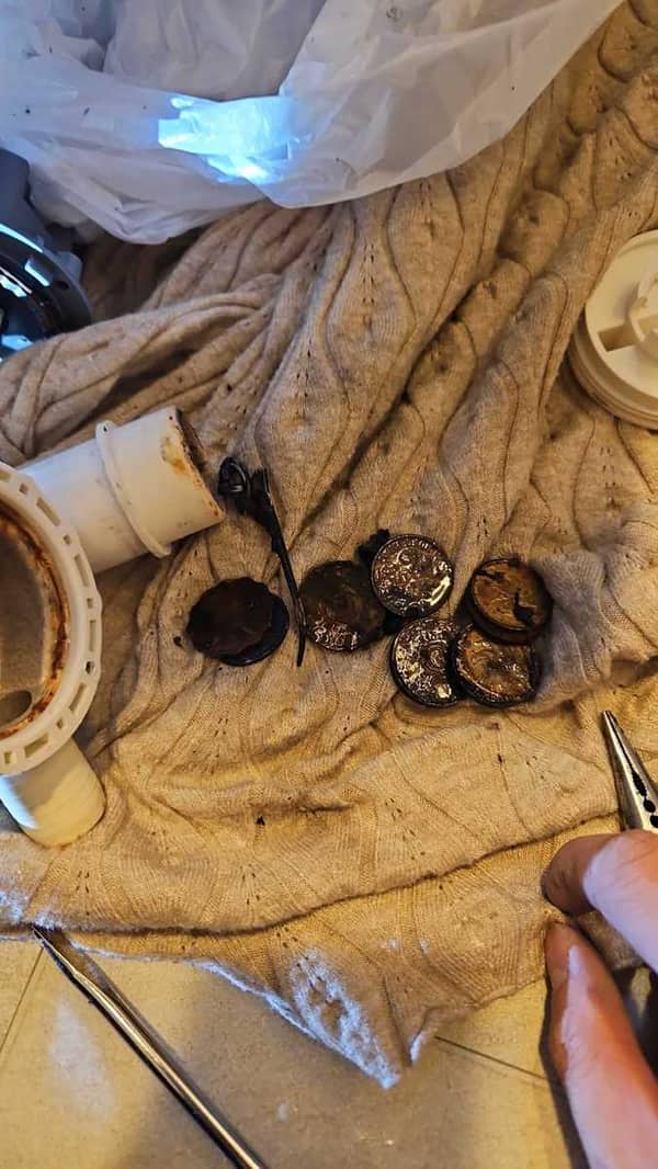 這部Bauknecht BKWD系列洗衣機為何突然不排水？師傅拆泵竟撿出數枚硬幣🪙