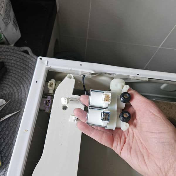 水龍頭開最大卻水流細如線？這部惠而浦CFCR系列洗衣機h2o故障究因 🔍