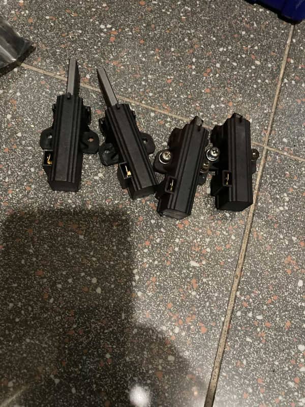 高頻高轉速使用，這部Hitachi BDW系列洗衣機F25故障碳刷磨損警鐘 📣
