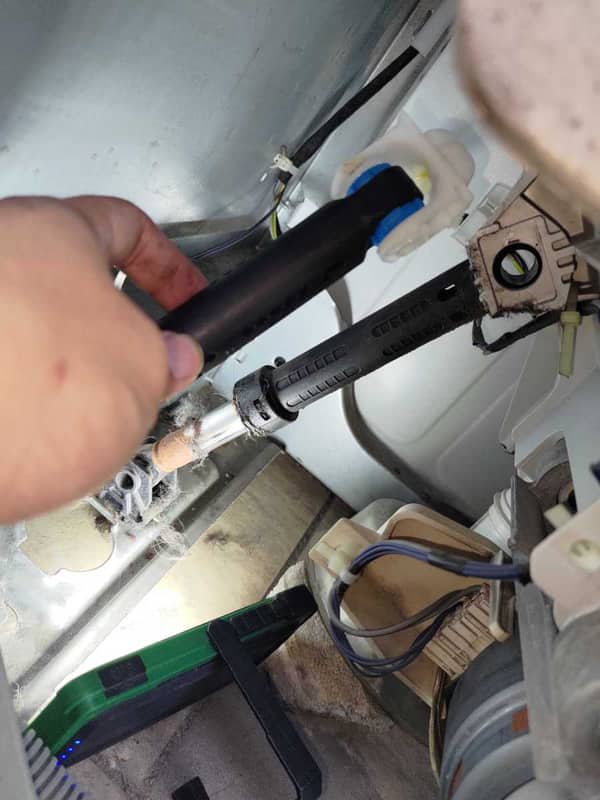 這部惠而浦TDLR系列上置式洗衣機為何每次洗衣都移位？從避震器鬆動到平穩的祕訣 🔍
