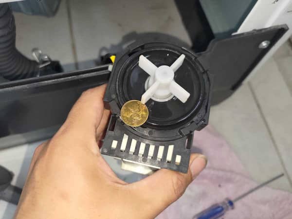 這部Hitachi SFP系列洗衣機為何在脫水時發出金屬撞擊聲？竟是一枚硬幣作祟 🪙