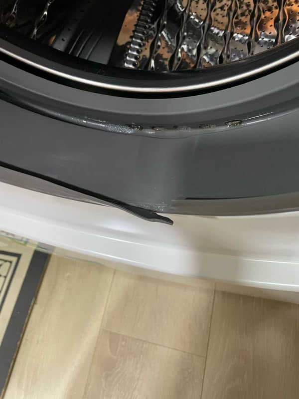 這部Whirlpool FRAL系列洗衣機洗衣時水花飛濺，竟是門膠邊裂痕 💧