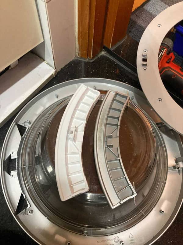 解鎖失靈導致門把手受損？這部西門子WM系列洗衣機上門更換門鎖掣與門把手🧐