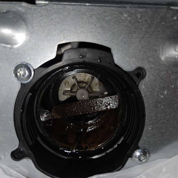 打開排水濾器，這部西門子WK系列洗衣機E06竟藏滿髮夾與雪條棍🔎