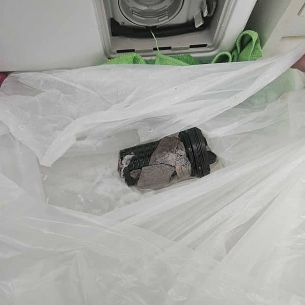 這部LG洗衣機F12085V2W因色吸紙與鈕扣堵塞亮起0E，師傅現場復原 🧺