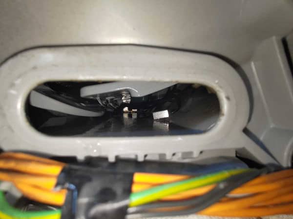 這部Zanussi ZWQ系列洗衣機內膽門竟反開卡住？藏在縫隙的褲頭帶惹禍 🧩