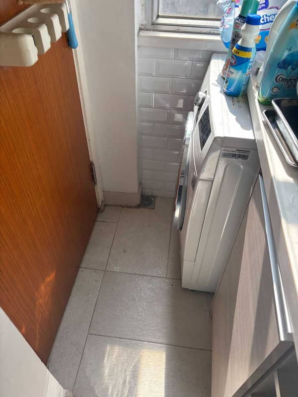 狹小租屋中，師傅如何在這部LG WFCT系列洗衣機更換排水泵💧