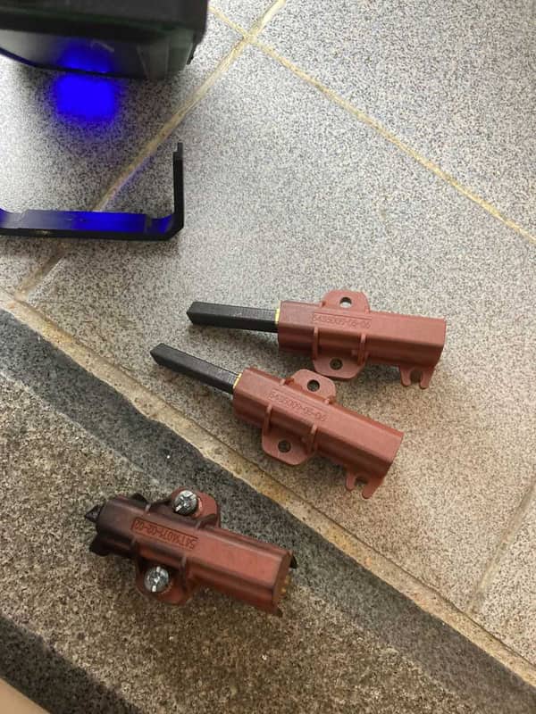 這部Hitachi BD系列洗衣機摩打火花聲⚡師傅發現碳刷過度耗損