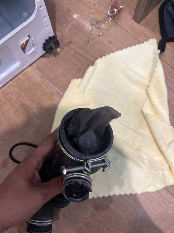 租客退租後才知這部Philco PV系列前置式洗衣機積水不排水？竟是7張吸色紙卡住排水管😲