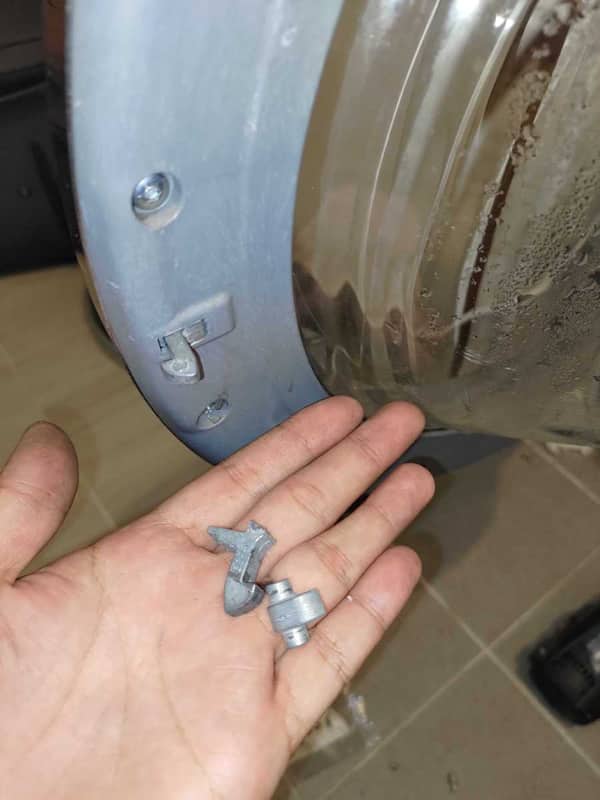 這部Electrolux EWS系列洗衣機門鎖死，竟然是門勾斷裂？🕵️