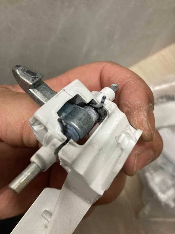 衣服困機兩天霉味難耐🤢這部Zanussi ZWF系列洗衣機門把手斷裂後的現場開門救援