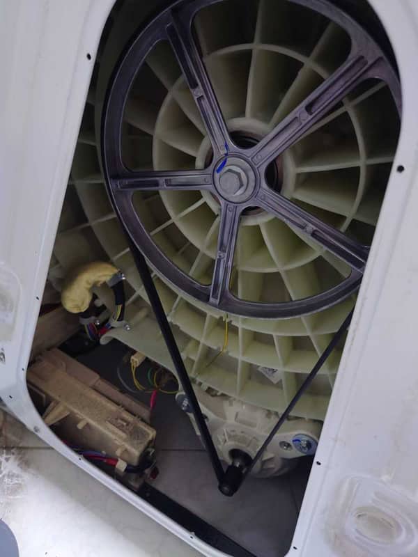 這部惠而浦FRAL系列洗衣機清洗窗簾後突然不轉動？師傅現場揭露斷裂皮帶真相🔎