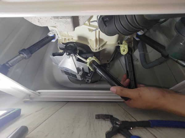 這部惠而浦AWC系列洗衣機脫水時想逃離廚房？揭示避震器老化元凶🔎