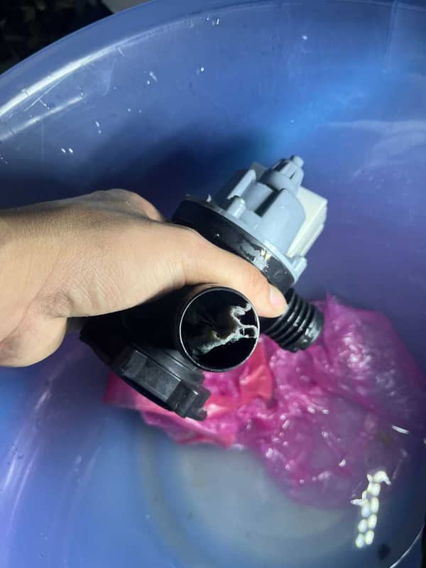 校服泡水鎖死門，這部依達時EWSD系列洗衣機出現F05故障怎麼解？😰