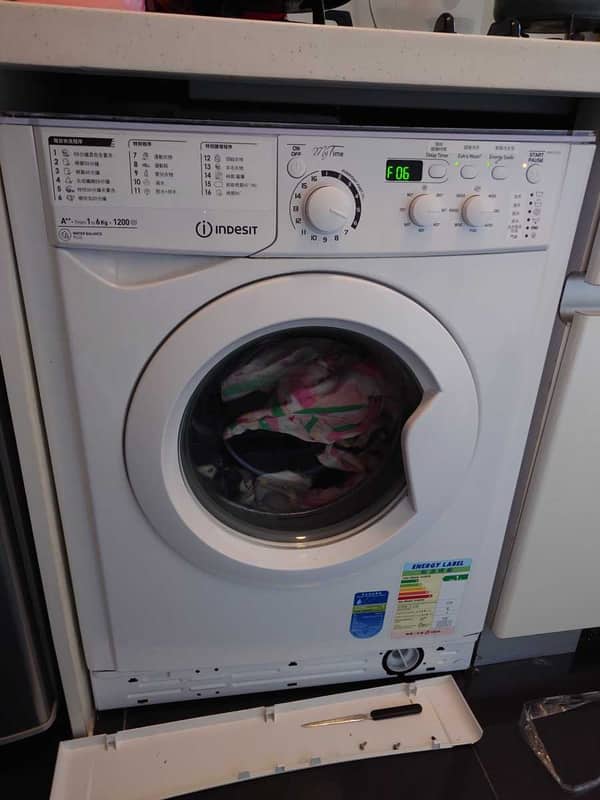 衣服像小動物被困裡面：這部Indesit EWSD系列洗衣機F06門鎖故障處理🗝️
