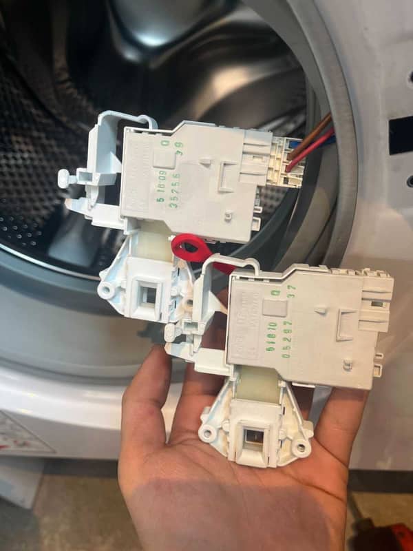 E13故障碼現身！這部GAGGENAU WD系列洗衣機為何門鎖屢屢卡死？ 🤔
