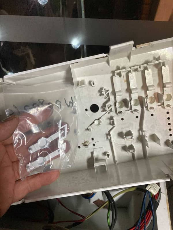 露台日曬致使開始按鈕凹陷失靈，師傅現場換新這部惠而浦AWE系列洗衣機 🌞