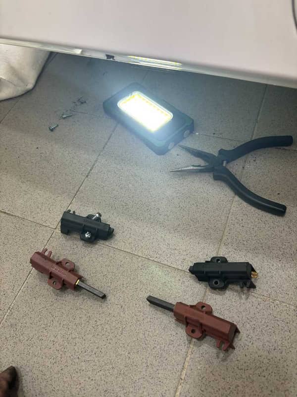 師傅現場排查摩打碳刷耗損，解決這部Philco PV系列洗衣機不排水困擾⚙️
