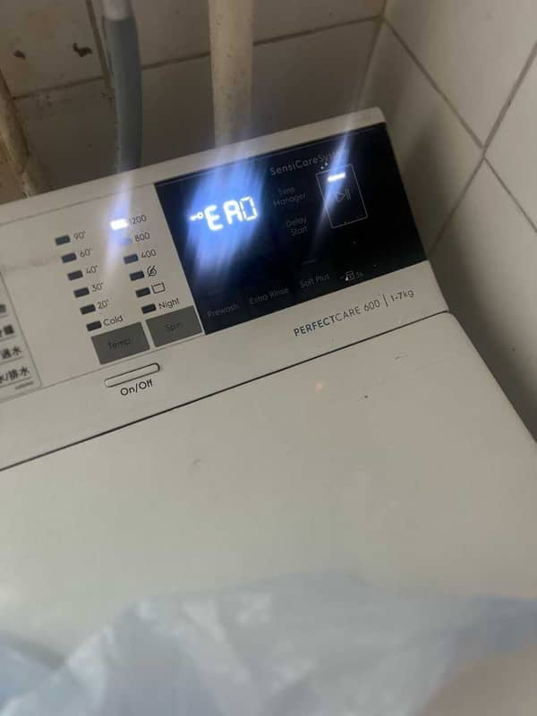 這部伊萊克斯EW系列洗衣機突然停擺，EA0故障碼背後的嬰兒毛巾尋寶記 🧩