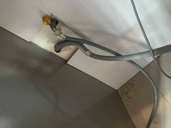 外國租客客廳水浸：這部西門子WM系列洗衣機細微角度導致漏水🔍